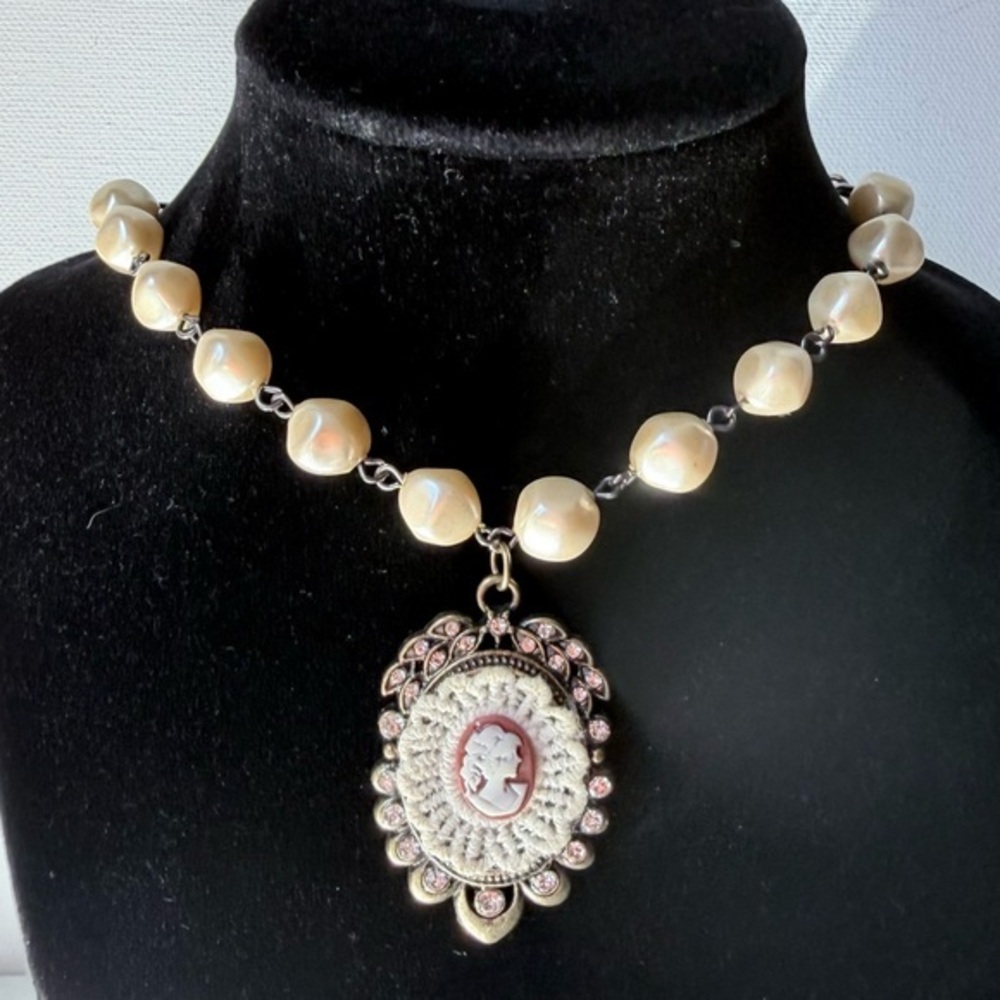 Vintage-Inspired Cream Pearl Necklace with Cameo Pendant